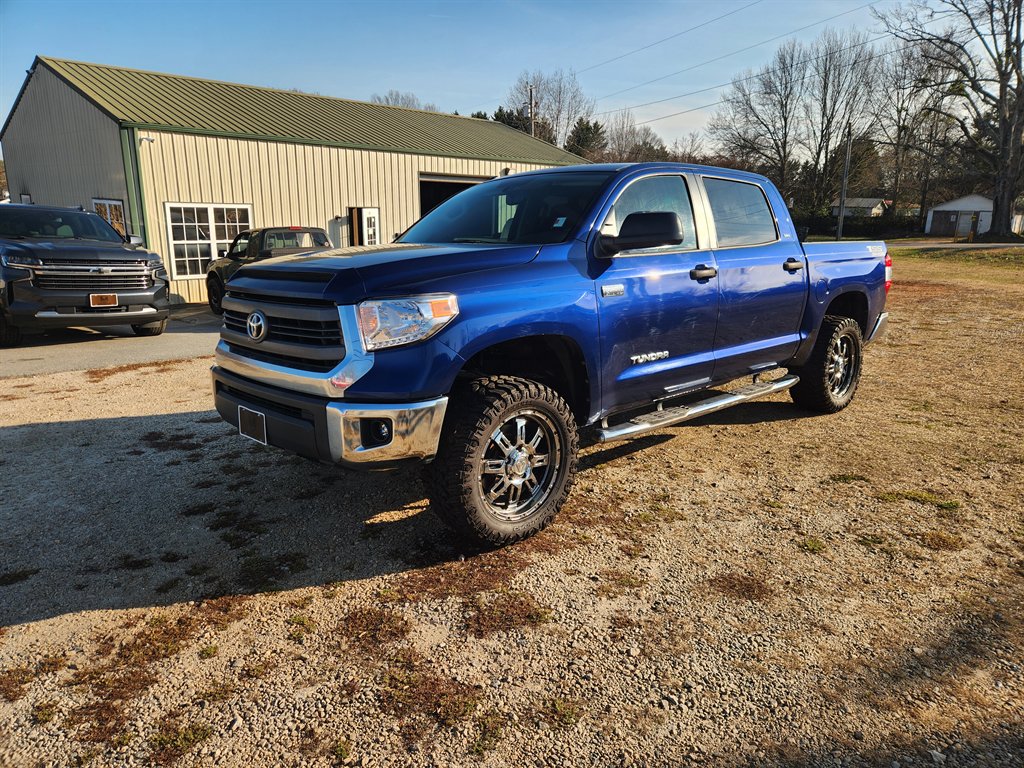 2015 Toyota Tundra SR5's photo