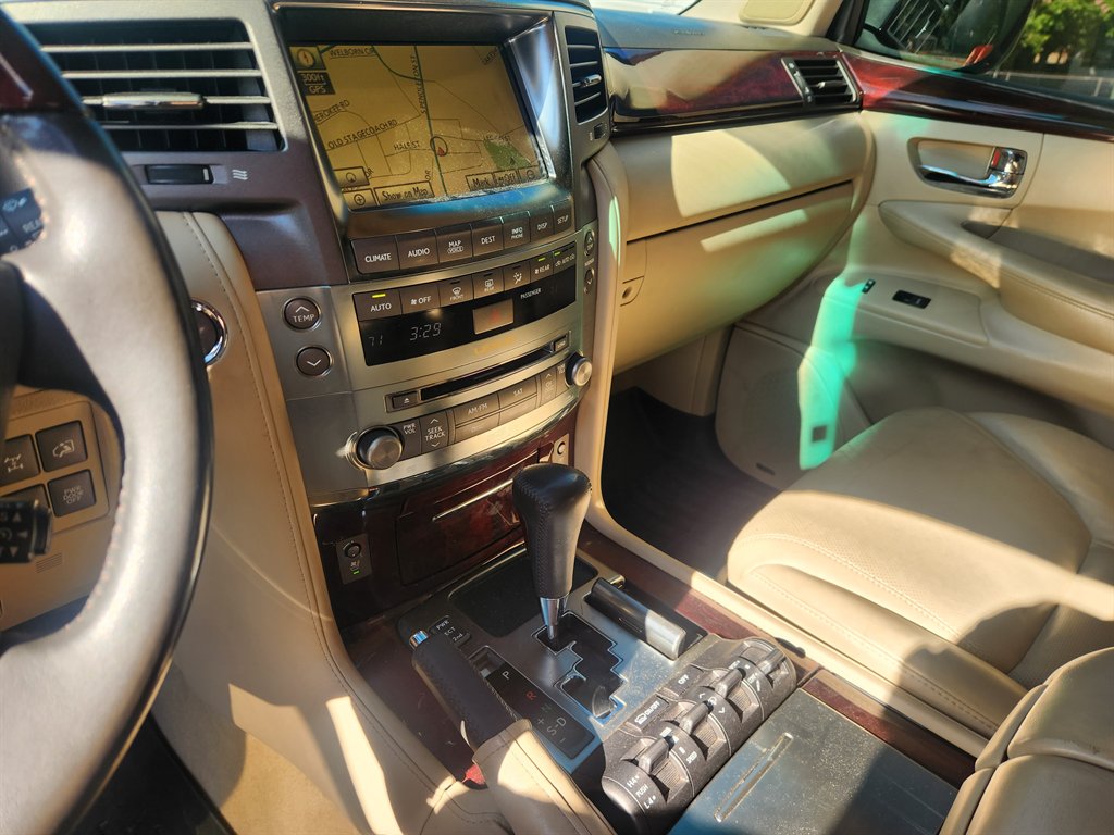 2011 Lexus LX 570 - Photo 13